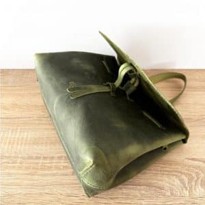 Ledertasche mit Klappe gruen vintage als Umhängetasche und Handtasche mit Henkel. Mittelgroße praktische Damentasche mit Zugband wie Bucket Bag. Handgenähte Ledertasche mit einem Innenfach und abnehmbarem crossbody Riemen.