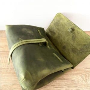 Ledertasche mit Klappe gruen vintage als Umhängetasche und Handtasche mit Henkel. Mittelgroße praktische Damentasche mit Zugband wie Bucket Bag und einem Innenfach. Handgenähte Ledertasche mit abnehmbarem crossbody Riemen.