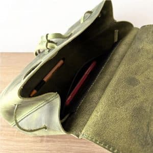 Ledertasche mit Klappe gruen vintage als Umhängetasche und Handtasche mit Henkel. Mittelgroße praktische Damentasche mit Zugband und Innenfach. Handgenähte Ledertasche mit abnehmbarem crossbody Riemen.