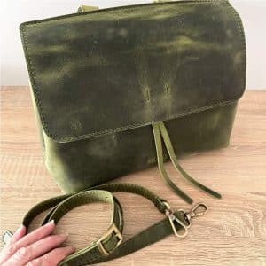 Ledertasche mit Klappe gruen vintage als Umhängetasche und Handtasche mit Henkel. Mittelgroße praktische Damentasche mit Zugband wie Bucket Bag. Handgenähte Ledertasche mit einem Innenfach und abnehmbarem crossbody Riemen.
