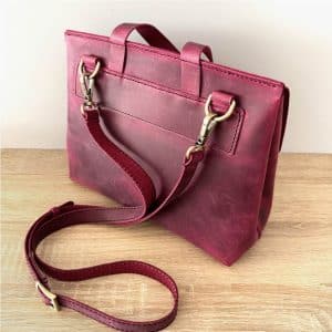 Ledertasche mit Klappe bordeaux lila vintage als Umhängetasche und Handtasche mit Henkel. Mittelgroße Damentasche mit Zugband. Handgenähte Ledertasche mit einem Innenfach aus Leder und abnehmbarem crossbody Riemen.