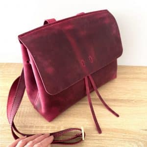 Ledertasche mit Klappe bordeaux lila vintage als Umhängetasche und Handtasche mit Henkel. Mittelgroße Damentasche mit Zugband. Handgenähte Ledertasche mit einem Innenfach aus Leder und abnehmbarem crossbody Riemen.