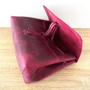 Ledertasche mit Klappe bordeaux lila vintage als Umhängetasche und Handtasche mit Henkel. Mittelgroße Damentasche mit Zugband wie Bucket bag. Handgenähte Ledertasche mit einem Innenfach aus Leder und abnehmbarem crossbody Riemen.