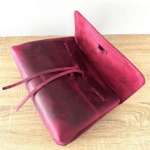 Ledertasche mit Klappe lila bordeaux vintage als Umhängetasche und Handtasche mit Henkel. Mittelgroße praktische Damentasche mit Zugband und Innenfach. Handgenähte Ledertasche mit abnehmbarem crossbody Riemen.