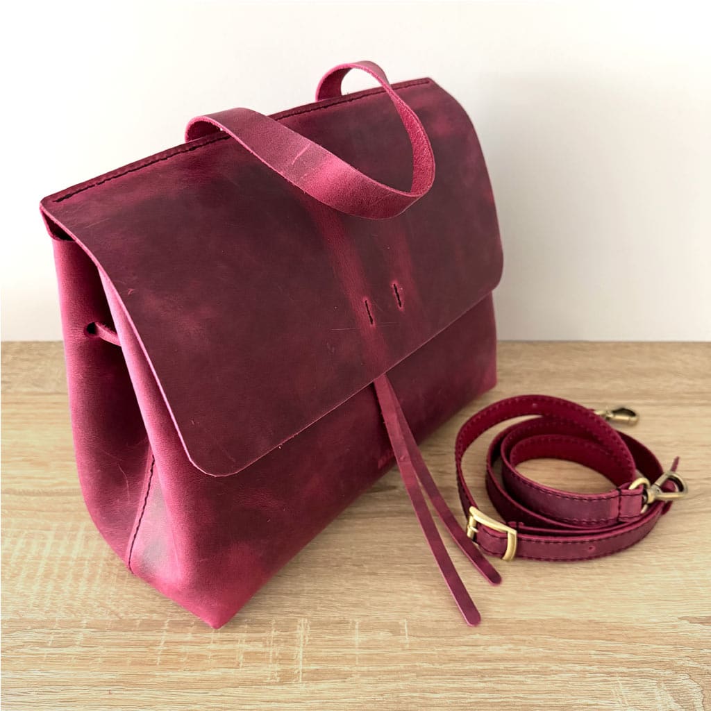 Ledertasche mit Klappe bordeaux lila vintage als Umhängetasche und Handtasche mit Henkel. Mittelgroße Damentasche mit Zugband. Handgenähte Ledertasche mit einem Innenfach aus Leder und abnehmbarem crossbody Riemen.