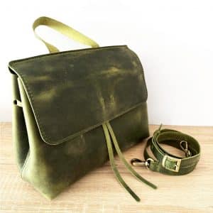Ledertasche mit Klappe gruen vintage als Umhängetasche und Handtasche mit Henkel. Mittelgroße praktische Damentasche mit Zugband und Innenfach. Handgenähte Ledertasche mit abnehmbarem crossbody Riemen.