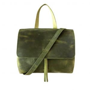 Ledertasche mit Klappe gruen vintage als Umhängetasche und Handtasche mit Henkel. Mittelgroße praktische Damentasche mit Zugband und Innenfach. Handgenähte Ledertasche mit abnehmbarem crossbody Riemen.