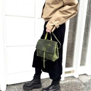 Ledertasche mit Klappe gruen vintage als Umhängetasche und Handtasche mit Henkel. Mittelgroße Damentasche mit Zugband und Innenfach. Handgenähte Ledertasche mit abnehmbarem crossbody Riemen.