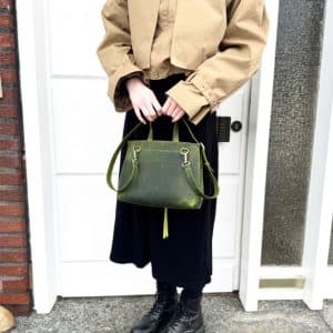 Ledertasche mit Klappe gruen vintage als Umhängetasche und Handtasche mit Henkel. Mittelgroße Damentasche mit Zugband und Innenfach. Handgenähte Ledertasche mit abnehmbarem crossbody Riemen.