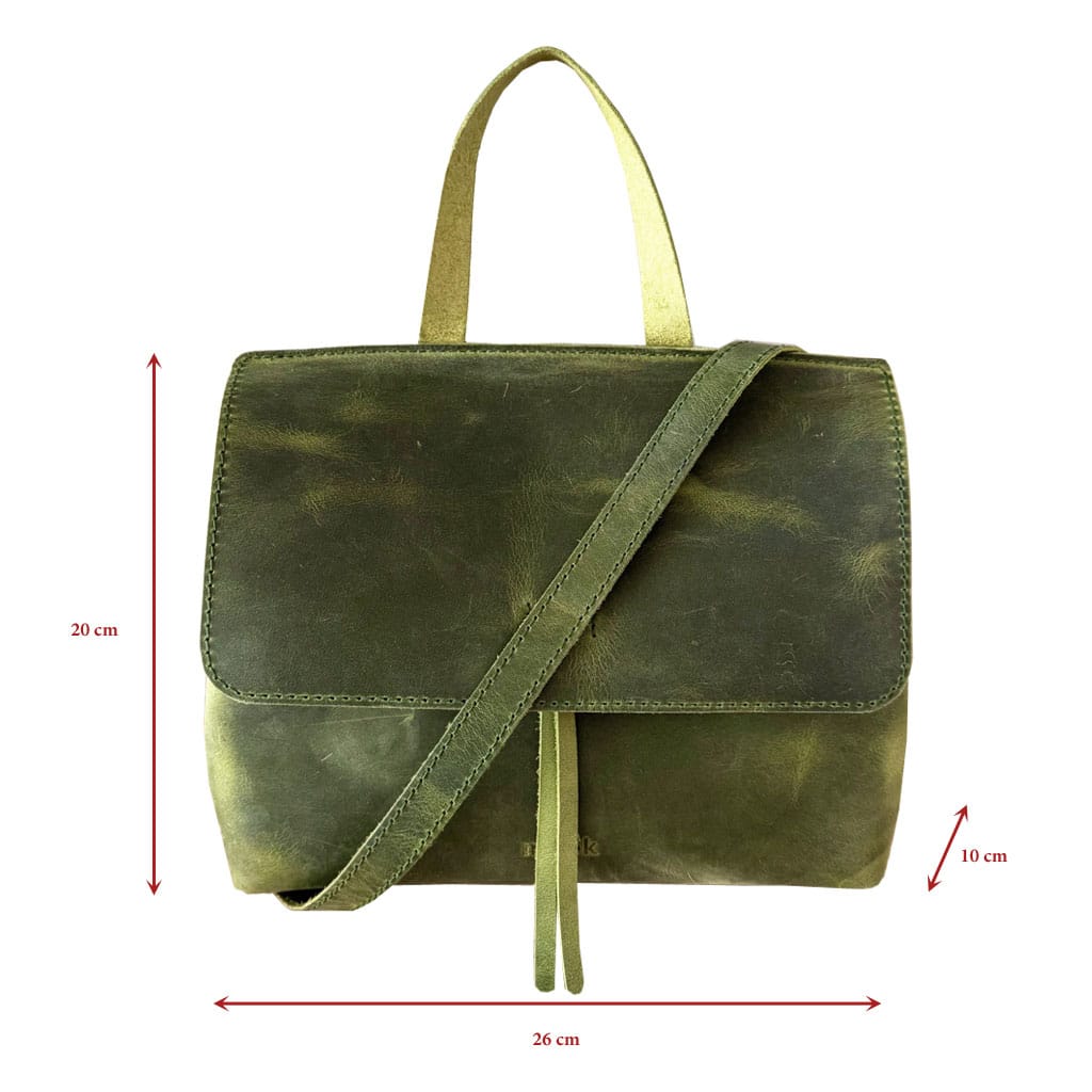 Ledertasche mit Klappe gruen vintage als Umhängetasche und Handtasche mit Henkel. Mittelgroße praktische Damentasche mit Zugband und Innenfach. Handgenähte Ledertasche mit abnehmbarem crossbody Riemen.