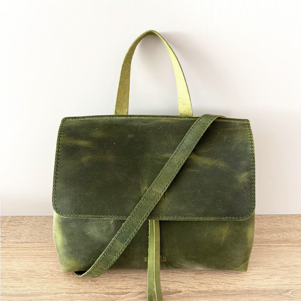 Ledertasche mit Klappe gruen vintage als Umhängetasche und Handtasche mit Henkel. Mittelgroße praktische Damentasche mit Zugband und Innenfach. Handgenähte Ledertasche mit abnehmbarem crossbody Riemen.