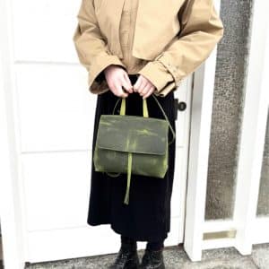 Ledertasche mit Klappe gruen vintage als Umhängetasche und Handtasche mit Henkel. Mittelgroße Damentasche mit Zugband und Innenfach. Handgenähte Ledertasche mit abnehmbarem crossbody Riemen.
