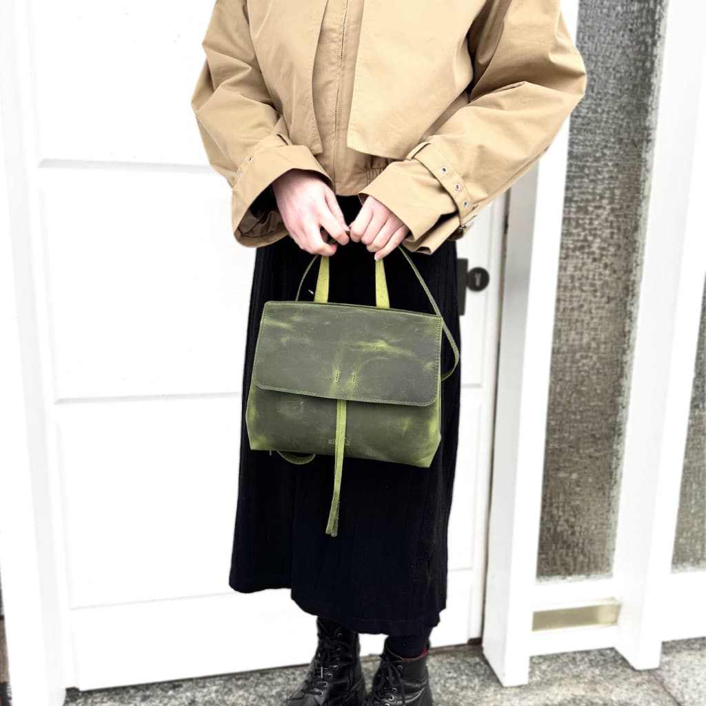 Ledertasche mit Klappe gruen vintage als Umhängetasche und Handtasche mit Henkel. Mittelgroße Damentasche mit Zugband und Innenfach. Handgenähte Ledertasche mit abnehmbarem crossbody Riemen.