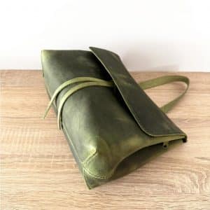 Ledertasche mit Klappe gruen vintage als Umhängetasche und Handtasche mit Henkel. Mittelgroße praktische Damentasche mit Zugband und Innenfach. Handgenähte Ledertasche mit abnehmbarem crossbody Riemen.