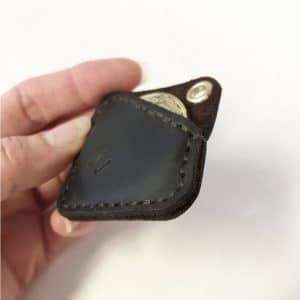 Muenzhuelle Leder Coinwallet. Münzetui, Lederhülle dunkelbraun für eine Münze mit Öse. Handgenähte Münztasche auf Wunsch mit Initialen personalisiert z. B. als kleines Geschenk. Auch praktisch als individueller Schlüsselanhänger.