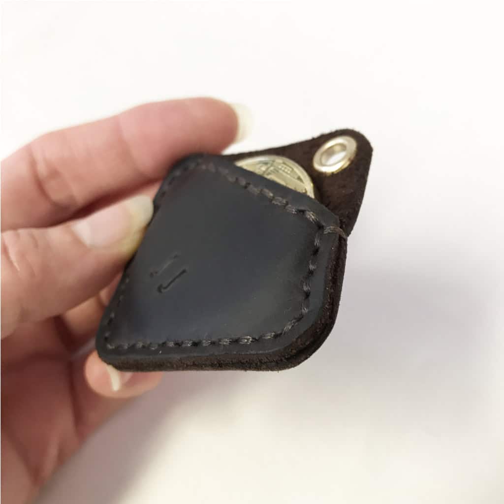 Muenzhuelle Leder Coinwallet. Münzetui, Lederhülle dunkelbraun für eine Münze mit Öse. Handgenähte Münztasche auf Wunsch mit Initialen personalisiert z. B. als kleines Geschenk. Auch praktisch als individueller Schlüsselanhänger.