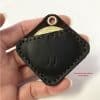 Muenzhuelle Leder Coinwallet. Münzetui, Lederhülle dunkelbraun für eine Münze mit Öse. Handgenähte Münztasche auf Wunsch mit Initialen personalisiert z. B. als kleines Geschenk. Auch praktisch als individueller Schlüsselanhänger.