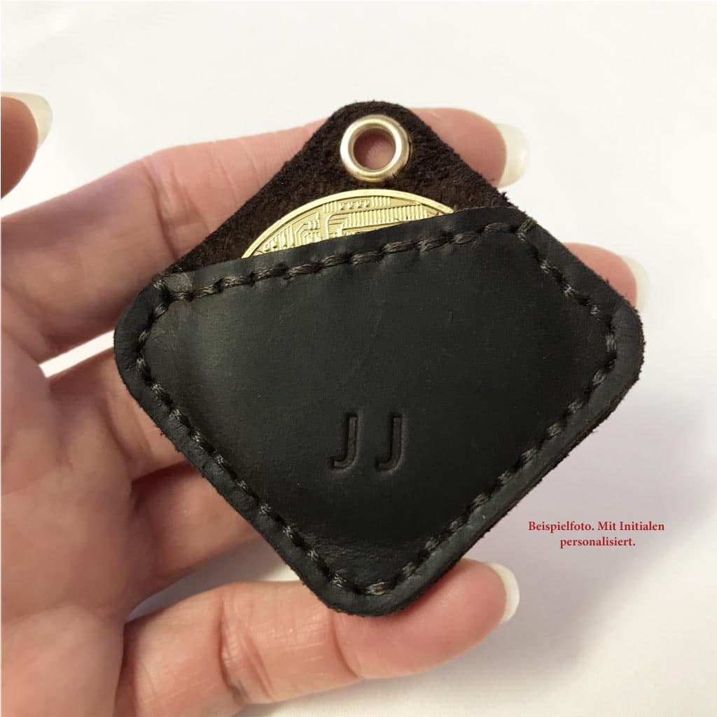 Muenzhuelle Leder Coinwallet. Münzetui, Lederhülle dunkelbraun für eine Münze mit Öse. Handgenähte Münztasche auf Wunsch mit Initialen personalisiert z. B. als kleines Geschenk. Auch praktisch als individueller Schlüsselanhänger.