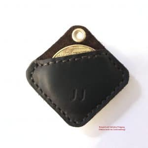 Muenzhuelle Leder Coinwallet. Münzetui, Lederhülle dunkelbraun für eine Münze mit Öse. Handgenähte Münztasche auf Wunsch mit Initialen personalisiert z. B. als kleines Geschenk. Auch praktisch als individueller Schlüsselanhänger.