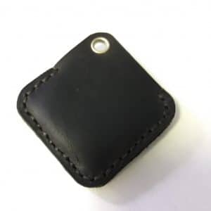 Muenzhuelle Leder Coinwallet. Münzetui, Lederhülle dunkelbraun für eine Münze mit Öse. Handgenähte Münztasche auf Wunsch mit Initialen personalisiert z. B. als kleines Geschenk. Auch praktisch als individueller Schlüsselanhänger.