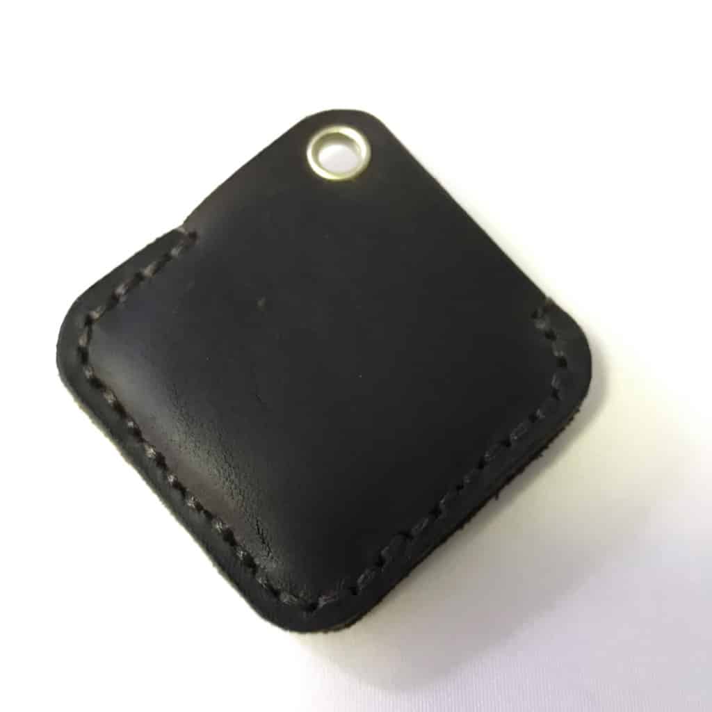 Muenzhuelle Leder Coinwallet. Münzetui, Lederhülle dunkelbraun für eine Münze mit Öse. Handgenähte Münztasche auf Wunsch mit Initialen personalisiert z. B. als kleines Geschenk. Auch praktisch als individueller Schlüsselanhänger.