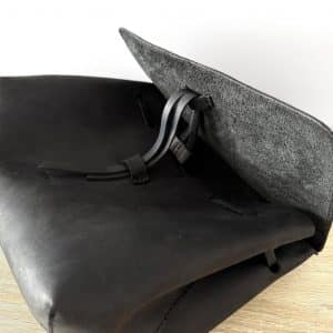 Ledertasche mit Deckel Klappe schwarz vintage optik. Handtasche mit Griff und praktisch mit Crossbody Riemen zum Umhängen. Mittelgroße, handgenähte, robuste Damen Umhängetasche mit Klappe und Innenfach. Tasche mit Zugband-Verschluss.