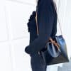 Mittelgroße Bucket bag mit einem längenverstellbaren, praktischen Riemen. Elegante. leichte Damen Ledertasche handgefertigt, geeignet für jeden Tag.