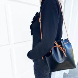 Mittelgroße Bucket bag mit einem längenverstellbaren, praktischen Riemen. Elegante. leichte Damen Ledertasche handgefertigt, geeignet für jeden Tag.