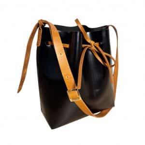 Zweifarbige Leder crossbody und Schultertasche schwarz mit cognacbraunem Riemen und Band. Mittelgroße Bucket bag (Maße 24x20,5x11cm) mit einem längenverstellbaren, praktischen Riemen. Elegante. leichte Damen Ledertasche handgefertigt, geeignet für jeden Tag.