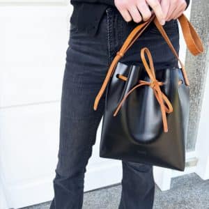 Zweifarbige Leder crossbody und Schultertasche schwarz mit cognacbraunem Riemen und Band. Mittelgroße Bucket bag mit einem längenverstellbaren, praktischen Riemen. Elegante. leichte Damen Ledertasche handgefertigt, geeignet für jeden Tag.