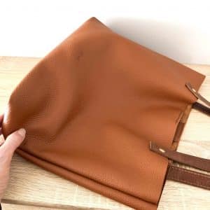 Henkeltasche Leder Schultertasche hellbraun cognac mit zwei Henkeln. Mittelgrosse Damentasche aus echtem genarbten Leder, mit einem Innenfach und Magnetverschluss. Verstärkter Taschenboden. Die Ledertasche ist für jeden Tag geeignet, zum Arbeiten und Freizeit. Ein DIN A4 Ordner, Tablet und mehr passen rein. Handgefertigte Ledertasche made in Germany.