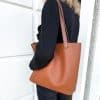 Henkeltasche Leder Schultertasche hellbraun cognac mit zwei Henkeln. Mittelgrosse Damentasche aus echtem genarbten Leder, mit einem Innenfach und Magnetverschluss. Verstärkter Taschenboden. Die Ledertasche ist für jeden Tag geeignet, zum Arbeiten und Freizeit. Ein DIN A4 Ordner, Tablet und mehr passen rein. Handgefertigte Ledertasche made in Germany.