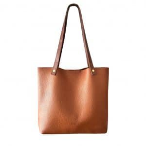 Henkeltasche Leder Schultertasche hellbraun cognac mit zwei Henkeln. Mittelgrosse Damentasche aus echtem genarbten Leder, mit einem Innenfach und Magnetverschluss. Verstärkter Taschenboden. Die Ledertasche ist für jeden Tag geeignet, zum Arbeiten und Freizeit. Ein DIN A4 Ordner, Tablet und mehr passen rein. Handgefertigte Ledertasche made in Germany.