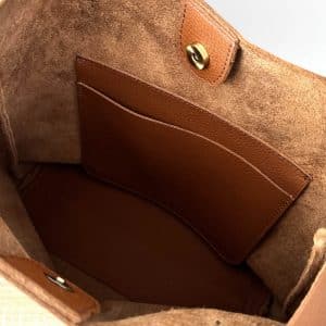 Henkeltasche Leder Schultertasche hellbraun cognac mit zwei Henkeln. Mittelgrosse Damentasche aus echtem genarbten Leder, mit einem Innenfach und Magnetverschluss. Verstärkter Taschenboden. Die Ledertasche ist für jeden Tag geeignet, zum Arbeiten und Freizeit. Ein DIN A4 Ordner, Tablet und mehr passen rein. Handgefertigte Ledertasche made in Germany.