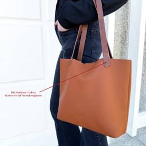 Henkeltasche Leder Schultertasche hellbraun cognac mit zwei Henkeln. Mittelgrosse Damentasche aus echtem genarbten Leder, mit einem Innenfach und Magnetverschluss. Verstärkter Taschenboden. Die Ledertasche ist für jeden Tag geeignet, zum Arbeiten und Freizeit. Ein DIN A4 Ordner, Tablet und mehr passen rein. Handgefertigte Ledertasche made in Germany.