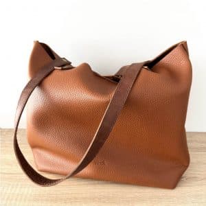 Henkeltasche Leder Schultertasche hellbraun cognac mit zwei Henkeln. Mittelgrosse Damentasche aus echtem genarbten Leder, mit einem Innenfach und Magnetverschluss. Verstärkter Taschenboden. Die Ledertasche ist für jeden Tag geeignet, zum Arbeiten und Freizeit. Ein DIN A4 Ordner, Tablet und mehr passen rein. Handgefertigte Ledertasche made in Germany.