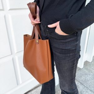 Henkeltasche Leder Schultertasche hellbraun cognac mit zwei Henkeln. Mittelgrosse Damentasche aus echtem genarbten Leder, mit einem Innenfach und Magnetverschluss. Verstärkter Taschenboden. Die Ledertasche ist für jeden Tag geeignet, zum Arbeiten und Freizeit. Ein DIN A4 Ordner, Tablet und mehr passen rein. Handgefertigte Ledertasche made in Germany.