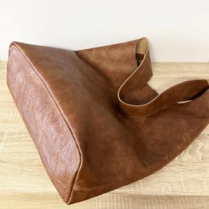 Ledertasche für den Alltag braun vintage mittelgroß mit einem Henkel. Schultertasche mit einem Innenfach, verstärktem Boden und Magnetverschluss. Hobo artige Tasche aus glattem Leder mittelbraun mit antik Optik.