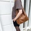 Ledertasche für den Alltag braun vintage mittelgroß mit einem Henkel. Schultertasche mit einem Innenfach, verstärktem Boden und Magnetverschluss. Hobo artige Tasche aus glattem Leder mittelbraun mit antik Optik.