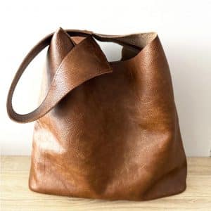 Ledertasche für den Alltag braun vintage mittelgroß mit einem Henkel. Schultertasche mit einem Innenfach, verstärktem Boden und Magnetverschluss. Hobo artige Tasche aus glattem Leder mittelbraun mit antik Optik.
