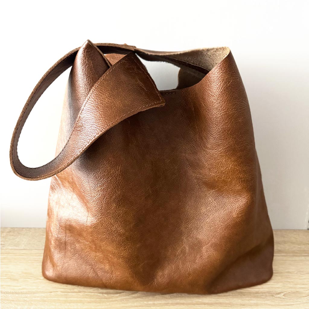Ledertasche für den Alltag braun vintage mittelgroß mit einem Henkel. Schultertasche mit einem Innenfach, verstärktem Boden und Magnetverschluss. Hobo artige Tasche aus glattem Leder mittelbraun mit antik Optik.
