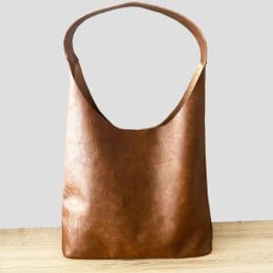 Ledertasche für den Alltag braun vintage mittelgroß mit einem Henkel. Schultertasche mit einem Innenfach, verstärktem Boden und Magnetverschluss. Hobo artige Tasche aus glattem Leder mittelbraun mit antik Optik.
