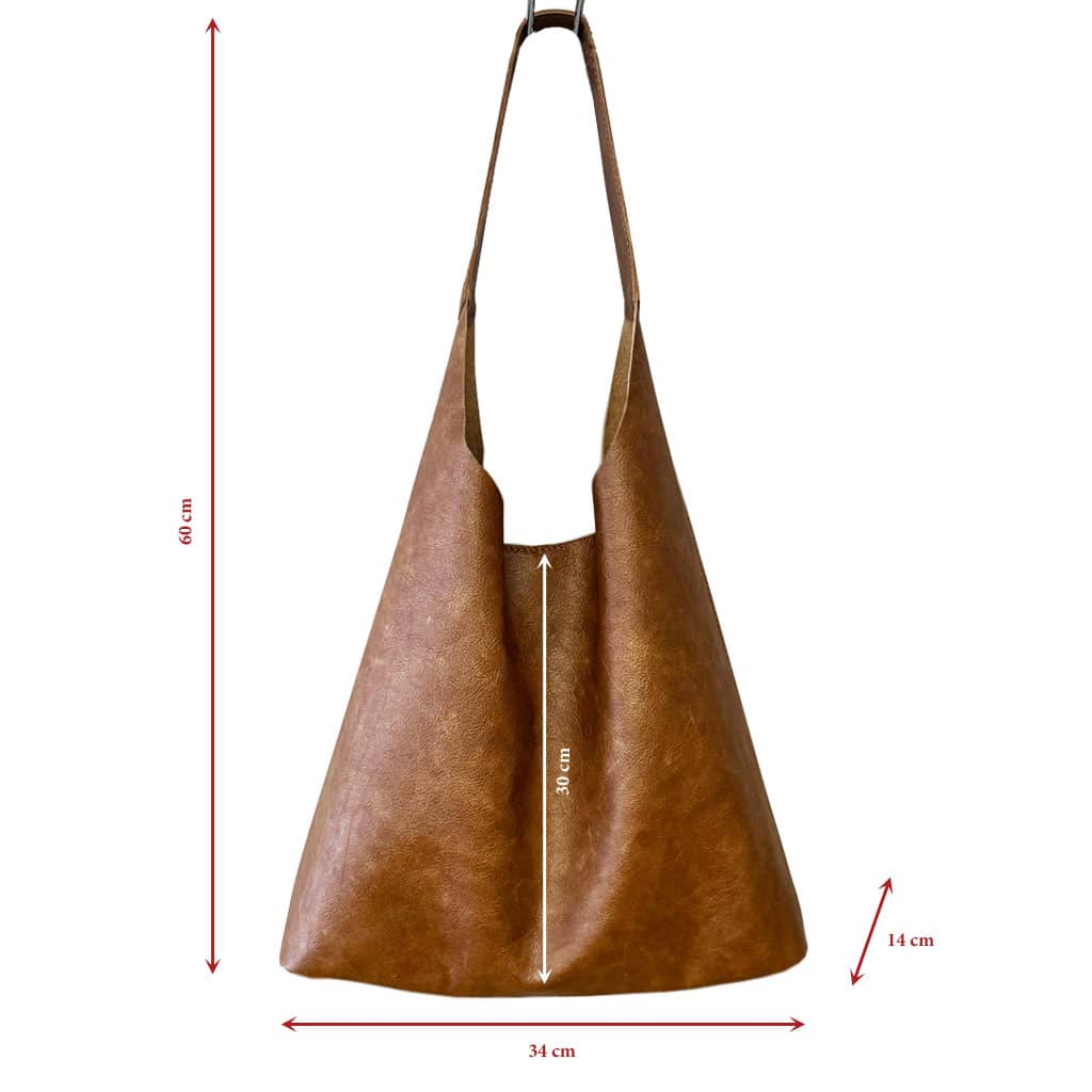 Ledertasche für den Alltag braun vintage mittelgroß mit einem Henkel. Schultertasche mit einem Innenfach, verstärktem Boden und Magnetverschluss. Hobo artige Tasche aus glattem Leder mittelbraun mit antik Optik. Taschenmaße 34 cm breit, 30cm hoch und 14cm tief. Mit Henkel Gesamthöhe cirka 60cm.