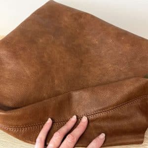 Ledertasche für den Alltag braun vintage mittelgroß mit einem Henkel. Schultertasche mit einem Innenfach, verstärktem Boden und Magnetverschluss. Hobo artige Tasche aus glattem Leder mittelbraun mit antik Optik.