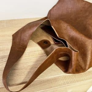 Ledertasche für den Alltag braun vintage mittelgroß mit einem Henkel. Schultertasche mit einem Innenfach, verstärktem Boden und Magnetverschluss. Hobo artige Tasche aus glattem Leder mittelbraun mit antik Optik.