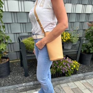 Helle kleine Ledertasche in beige sand Umhängetasche und Schultertasche. Mini Bucket bag mit rundem Boden. Längenverstellbarer Riemen. Magnetverschluss. Tasche handgefertigt aus genarbtem, glatten Rindleder. Auch in schwarz, braun, rot, weiß, grün usw. zu kaufen.