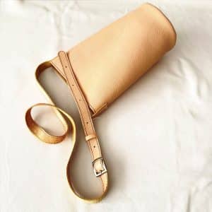Helle kleine Ledertasche in beige sand Umhängetasche und Schultertasche. Mini Bucket bag mit rundem Boden. Längenverstellbarer Riemen. Magnetverschluss. Tasche handgefertigt aus genarbtem, glatten Rindleder. Auch in schwarz, braun, rot, weiß, grün usw. zu kaufen.